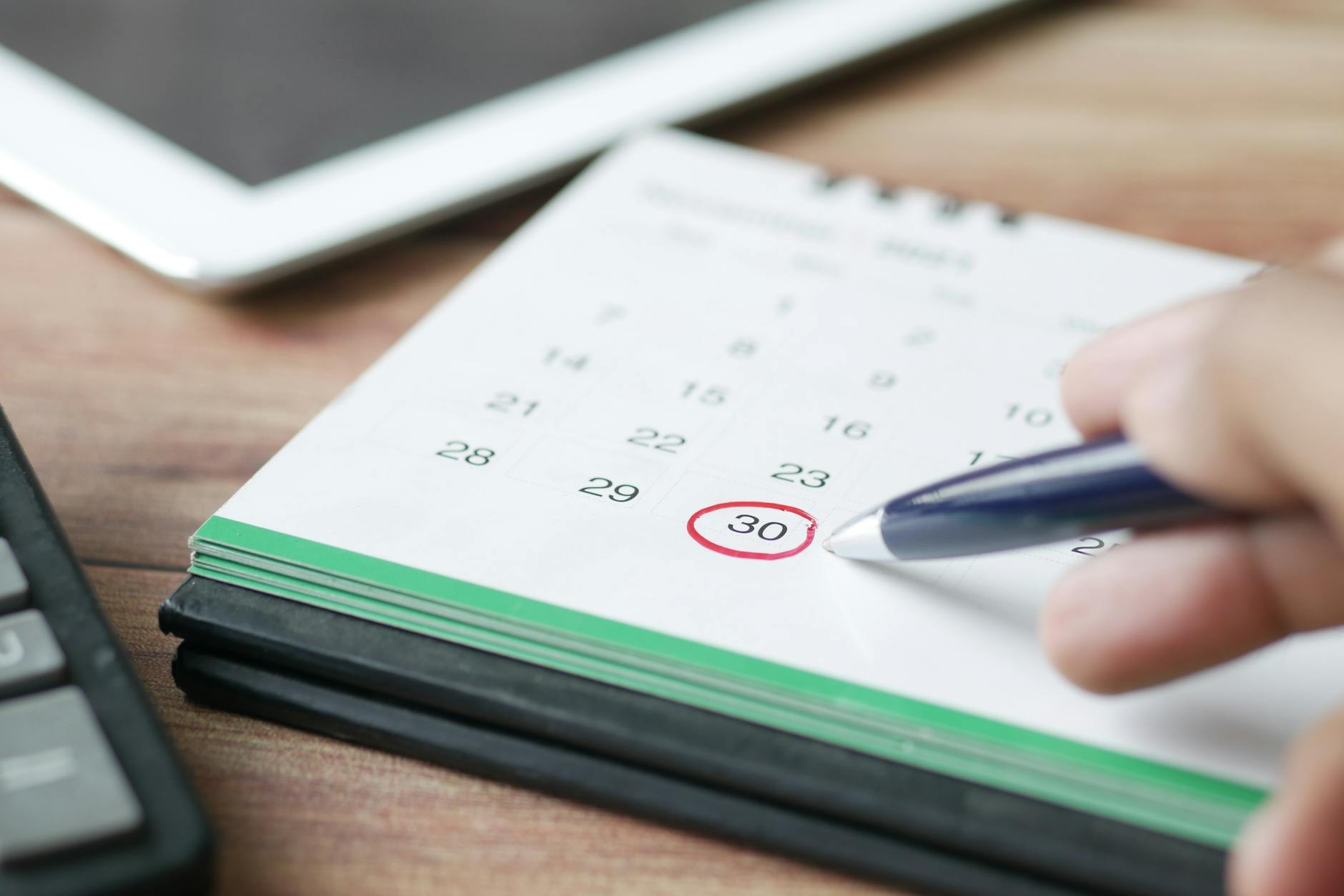 Calendar with a deadline marked — illustrating a welcome-bonus cycle close